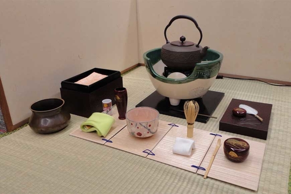 The equipment for a tea ceremony, also called chadōgu. The equipment is laid out on mats.